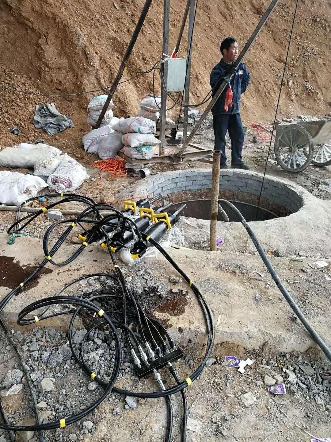 煙臺福山區土石方工程用液壓劈裂棒生產廠家采石器
