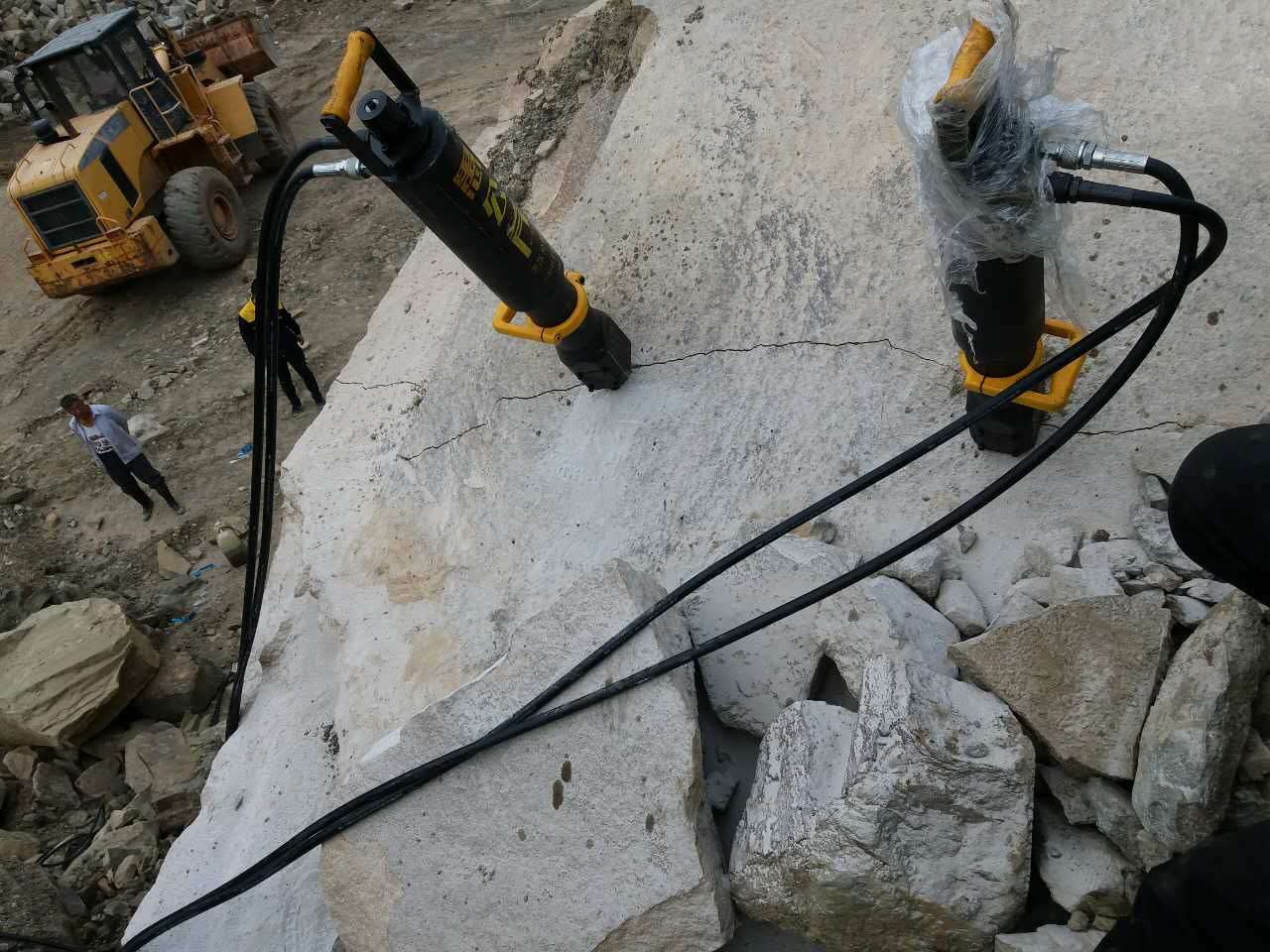 乐山五通桥区挡墙基础施工挖石头基坑设备市场价格破石机