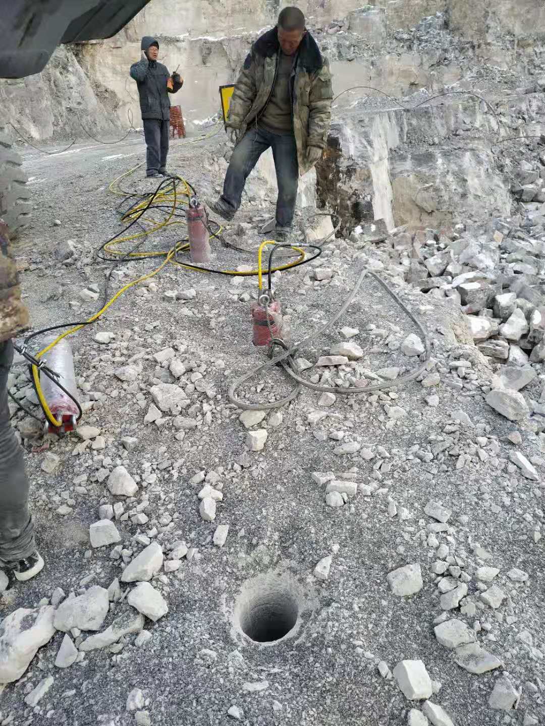 秦皇島海港挖地基破石頭機(jī)器裂石機(jī)市場(chǎng)報(bào)價(jià)開石機(jī)