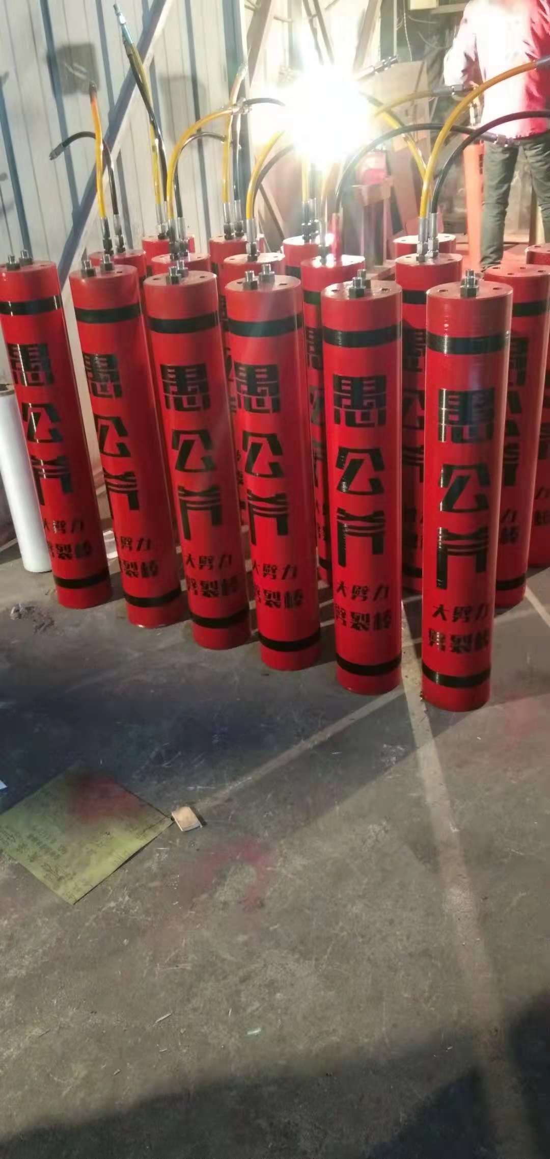 渭南蒲城礦山采石比鉤機(jī)的機(jī)器出租租賃采石器