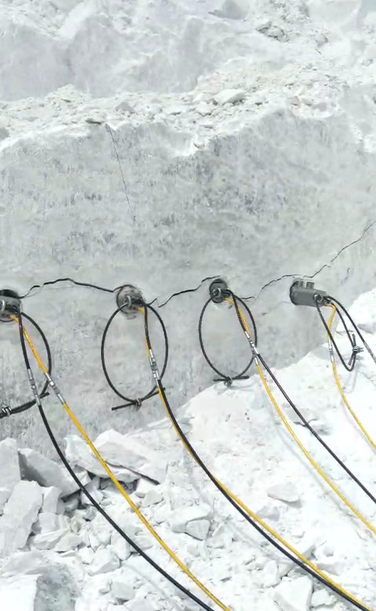 荊門京山挖地基破石頭機(jī)器裂石機(jī)廠家供貨劈裂棒