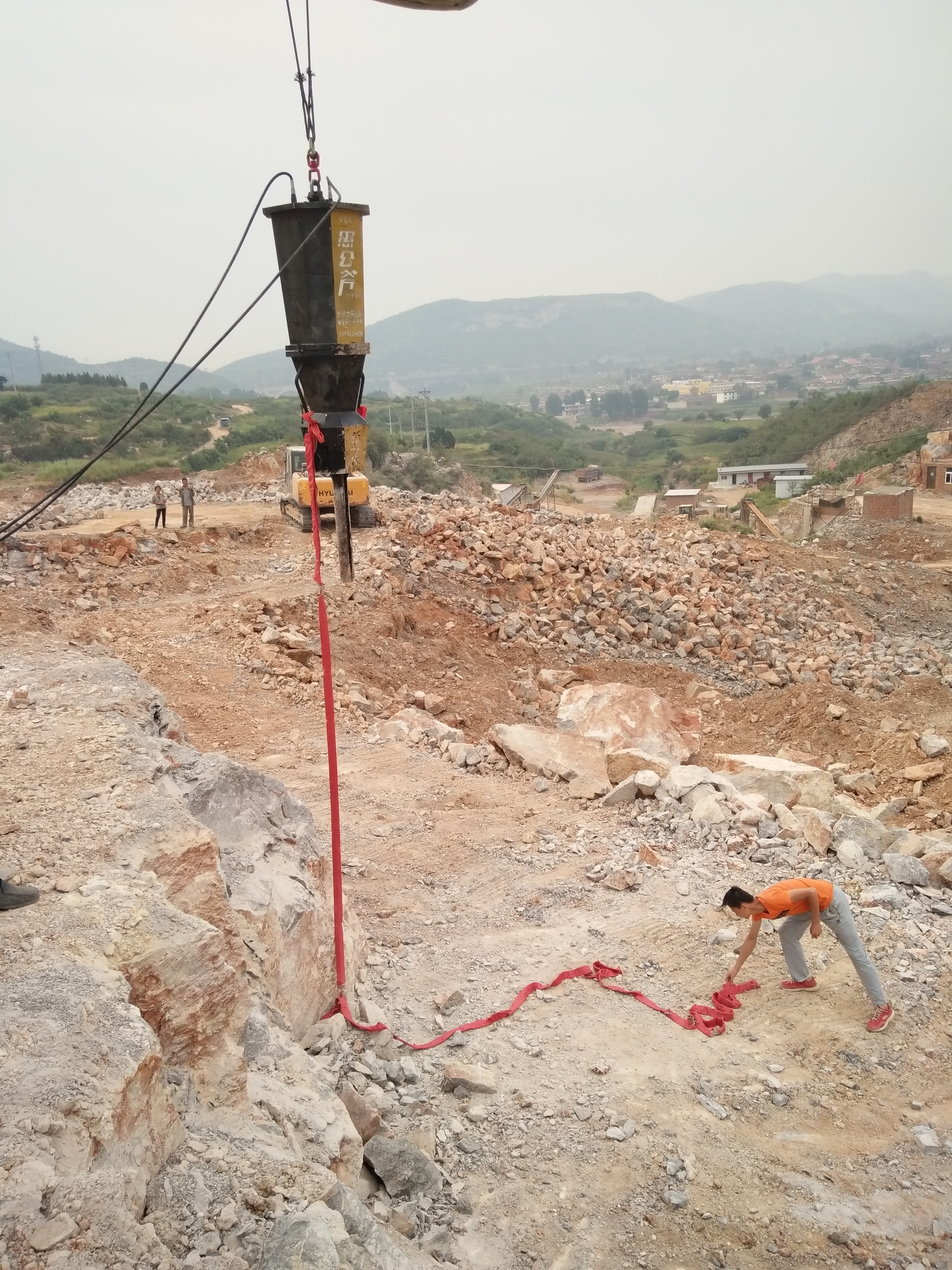 潛江楊市街道河道擴(kuò)建挖掘破石頭機(jī)器市場(chǎng)價(jià)格愚公斧