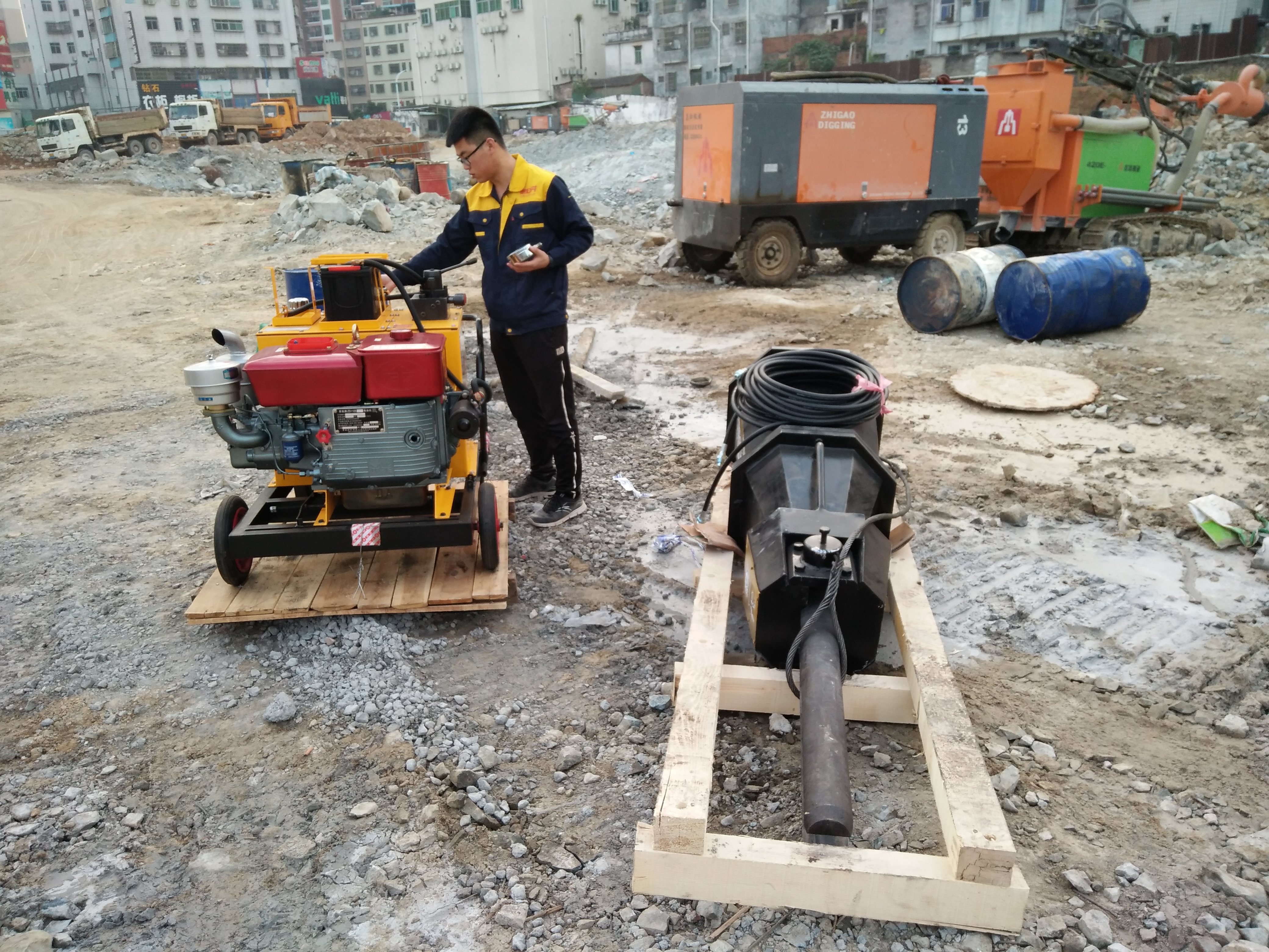 吉林蛟河市樓房挖基礎(chǔ)液壓劈石機(jī)劈裂棒