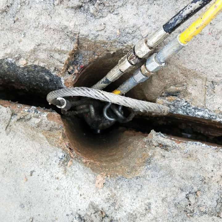 廣州越秀礦洞里面開采石頭機(jī)器設(shè)備廠商出售裂石器