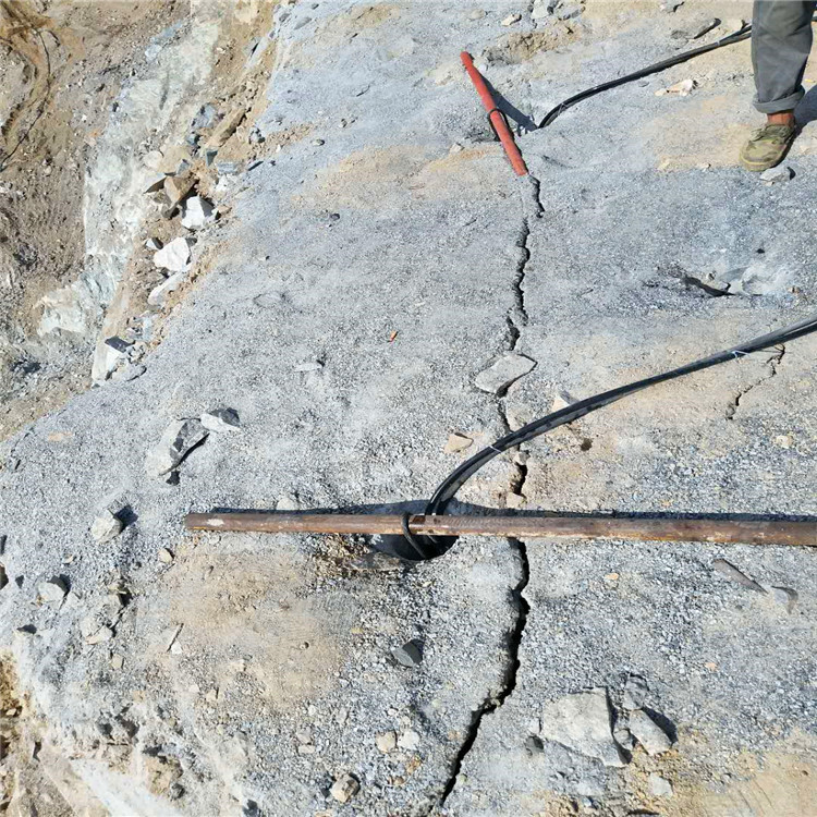 怀化沅陵修高速路碰到硬石头液压撑石挖石头坑