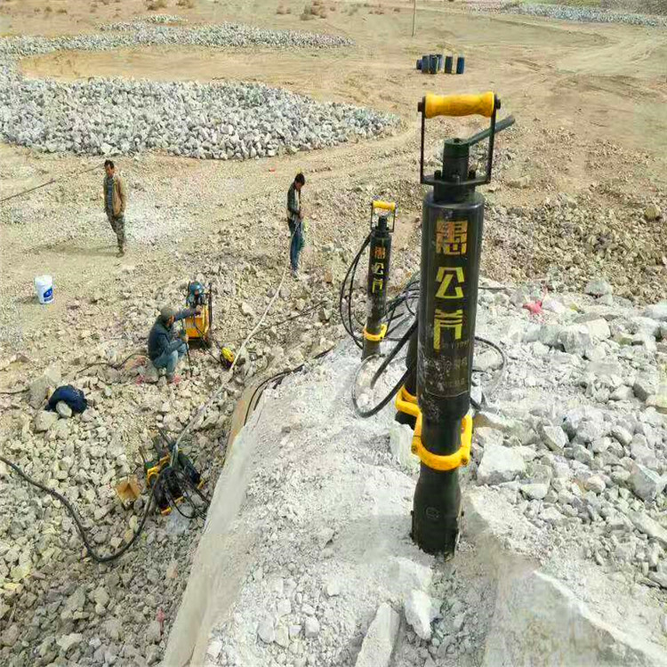松原寧江區(qū)公路擴(kuò)建遇到硬石頭鉤機(jī)打不動(dòng)挖改式破碎機(jī)哪家好礦山開采