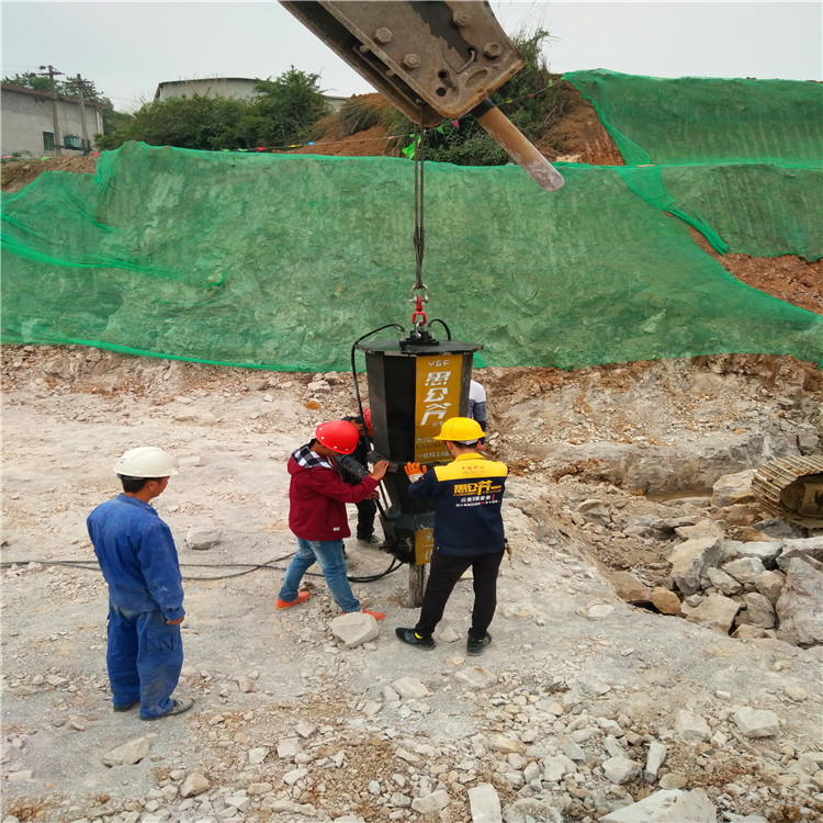 煙臺蓬萊市石場開山石灰石破碎劈裂機找哪家礦洞開采掘進