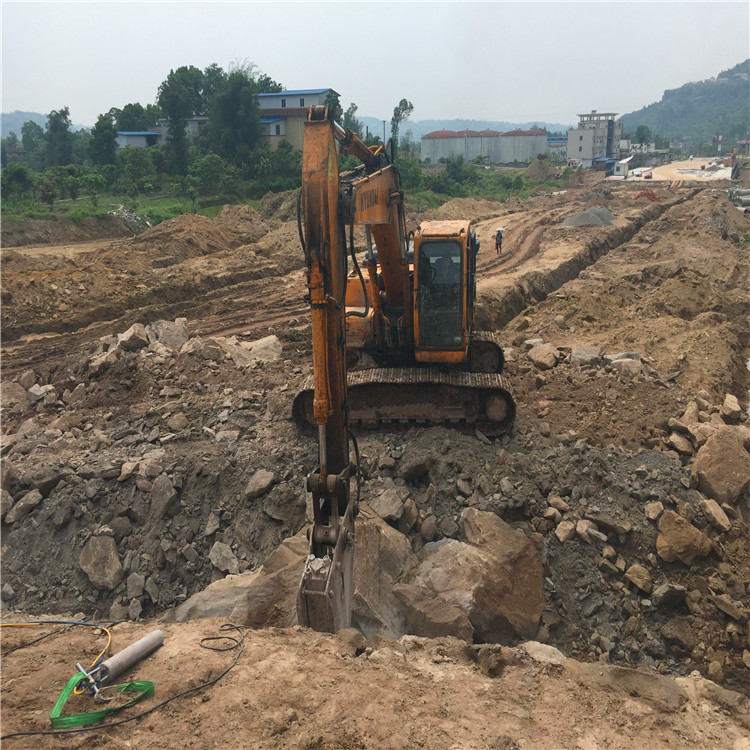 邢臺(tái)臨西公路擴(kuò)建遇到硬石頭鉤機(jī)打不動(dòng)挖改式破碎機(jī)哪家好礦山開(kāi)采
