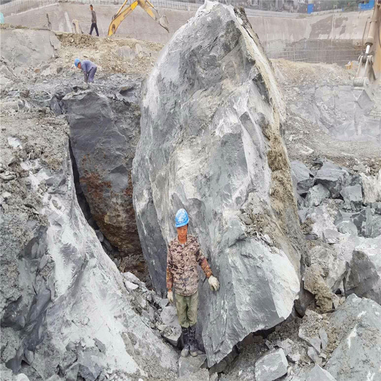 南充高坪區(qū)挖涵洞劈石頭鋼筋劈裂棒價位石頭基礎坑