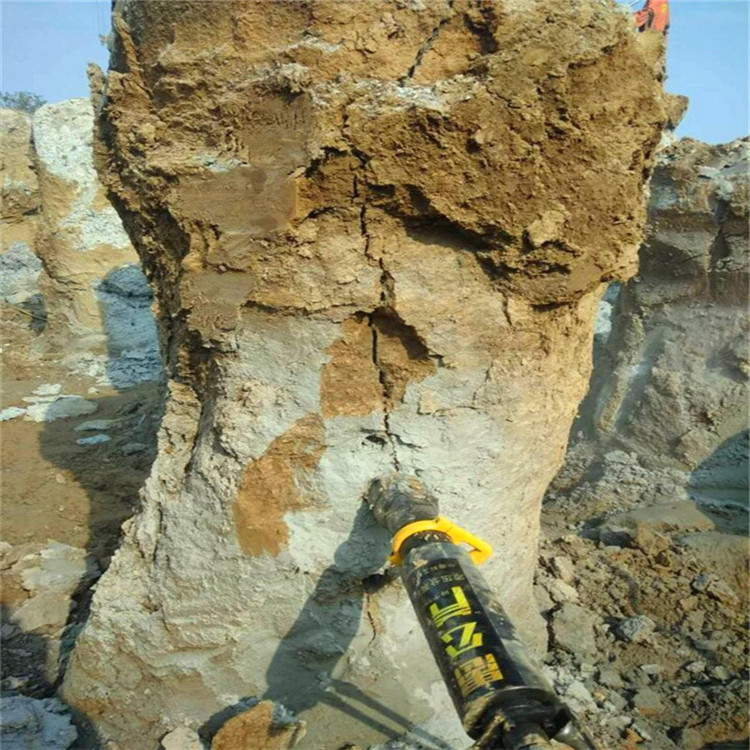 松原寧江區(qū)公路擴(kuò)建遇到硬石頭鉤機(jī)打不動(dòng)挖改式破碎機(jī)哪家好礦山開采