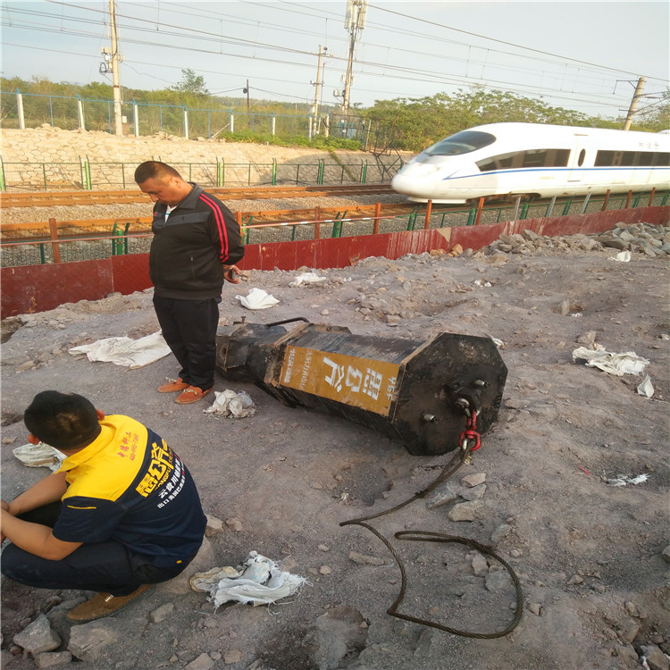 洛陽老城破石頭不讓火工用哪種機器不易損壞隧道掘進