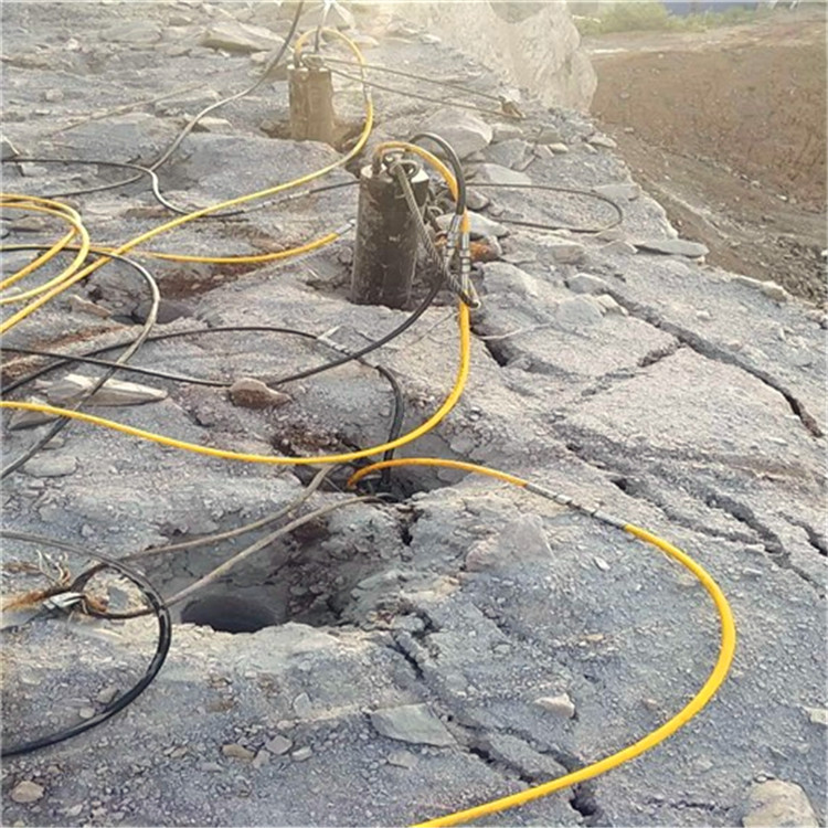 松原寧江區(qū)公路擴(kuò)建遇到硬石頭鉤機(jī)打不動(dòng)挖改式破碎機(jī)哪家好礦山開采