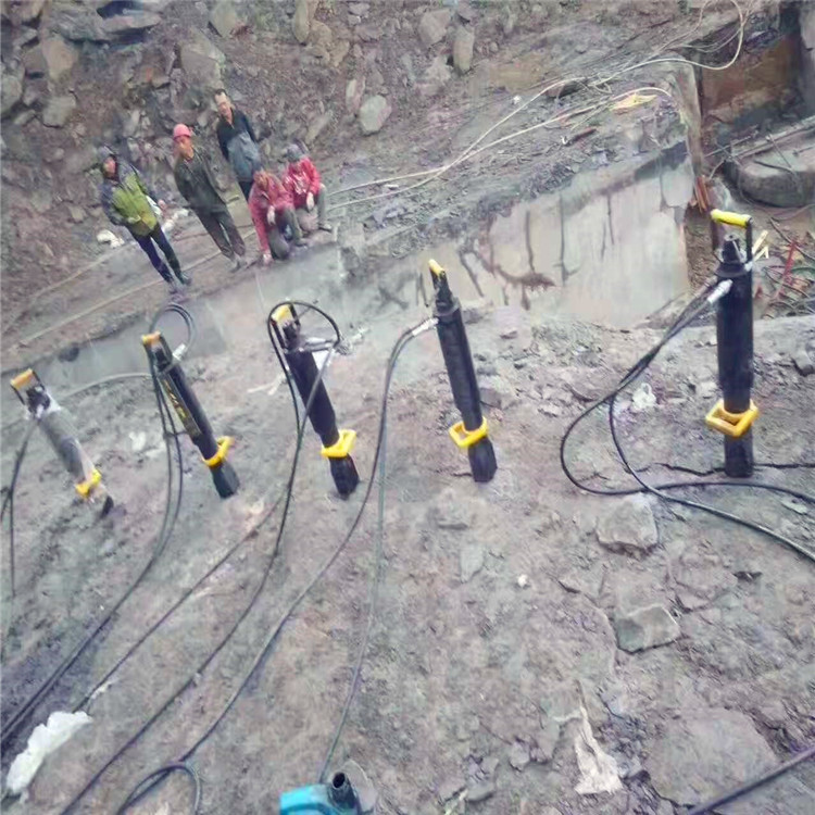 鶴崗興山區(qū)銅礦開采設(shè)備不用開采劈裂器市場價格挖石頭坑