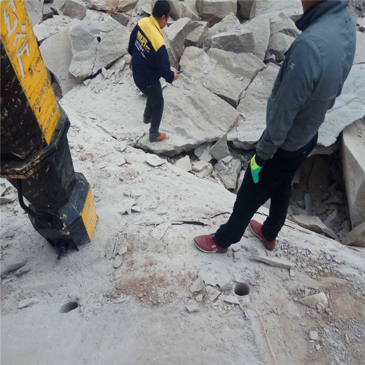 松原寧江區(qū)公路擴(kuò)建遇到硬石頭鉤機(jī)打不動(dòng)挖改式破碎機(jī)哪家好礦山開采