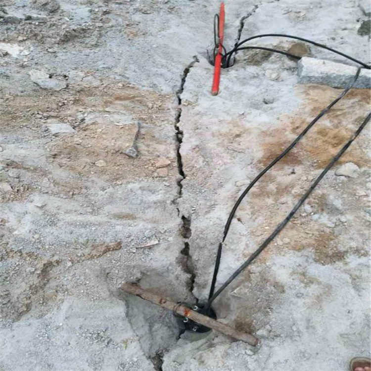 徐州云龍區(qū)公路擴(kuò)建遇到硬石頭鉤機(jī)打不動(dòng)挖改式破碎機(jī)哪家好礦山開采