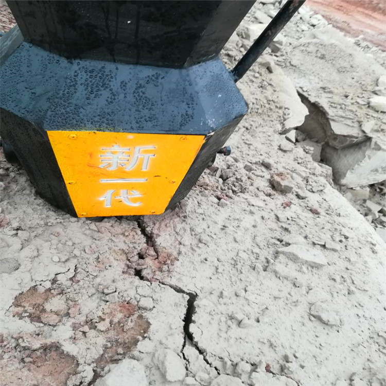 煙臺蓬萊市石場開山石灰石破碎劈裂機找哪家礦洞開采掘進