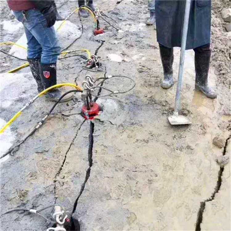 煙臺蓬萊市石場開山石灰石破碎劈裂機找哪家礦洞開采掘進