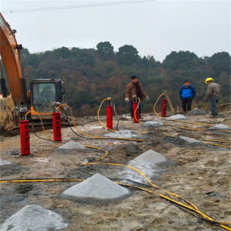 自貢貢井區(qū)挖涵洞劈石頭鋼筋劈裂棒價(jià)位石頭基礎(chǔ)坑