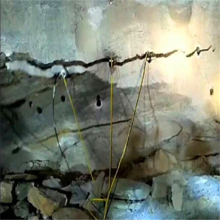 玉溪新平彝族傣族自治石場開山石灰石破碎劈裂機找哪家礦洞開采掘進