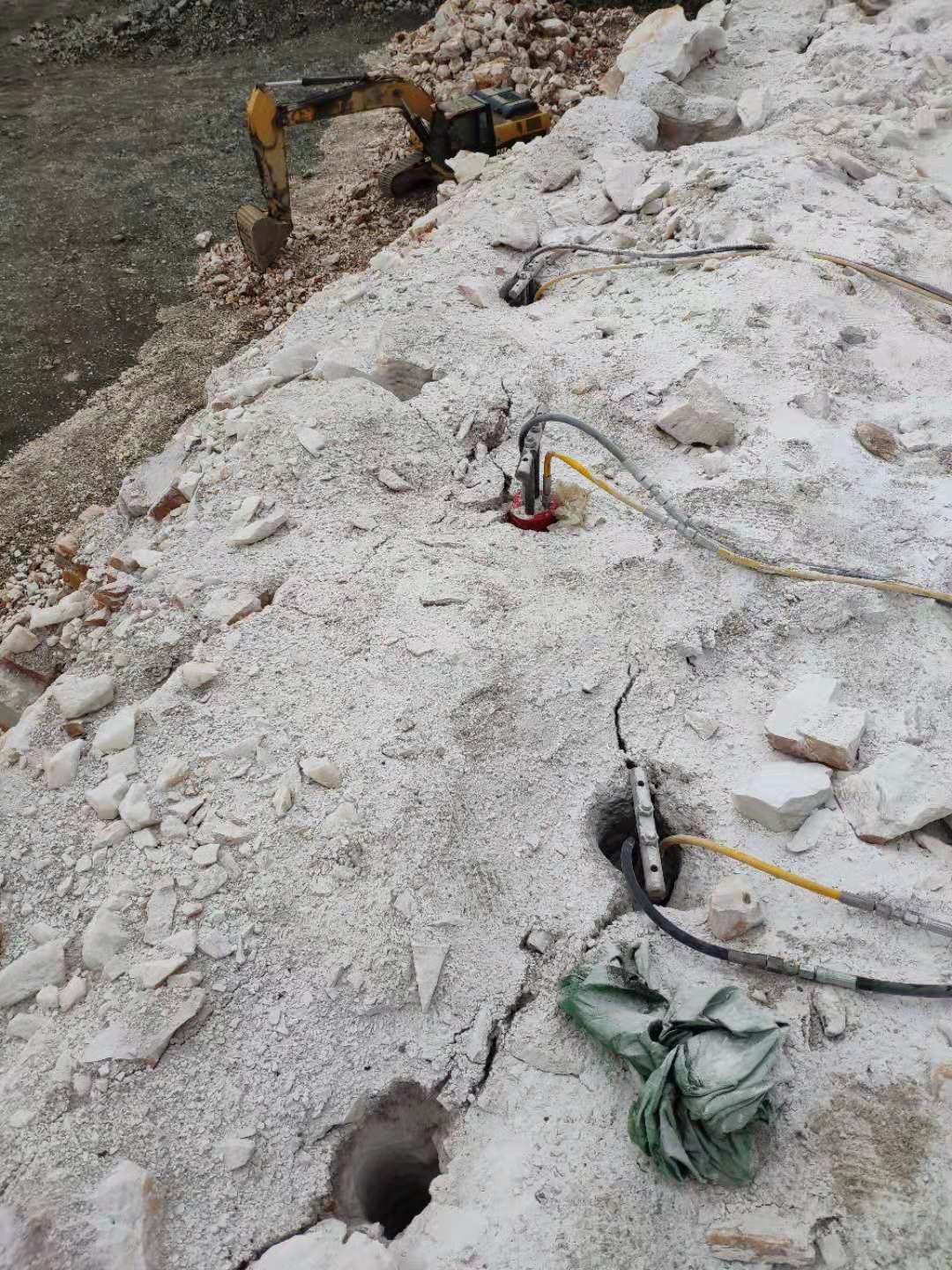 耿馬邊坡破石頭修路投入預算