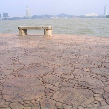 彩色水泥地坪是海绵城市路面的地坪。一次成型耐磨抗腐蚀石质纹理压模地坪材料