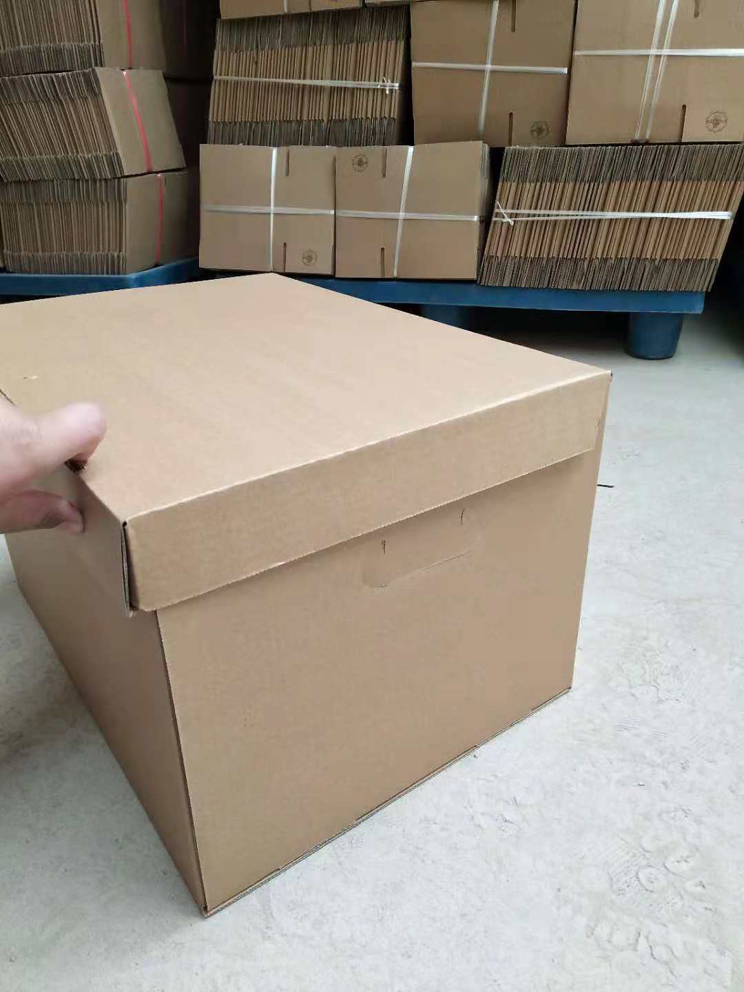 厂家出售飞机盒气泡膜胶带五层纸箱快递盒