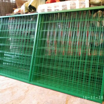 清遠(yuǎn)邊框護(hù)欄廠區(qū)圍欄浸塑鐵絲網(wǎng)圍欄草綠色護(hù)欄