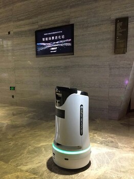 昆明悦成大酒店入驻八台机器人管家