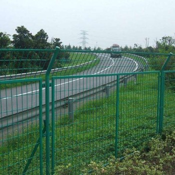 新鄉(xiāng)市公路護欄網(wǎng)三角折彎圍欄網(wǎng)價格