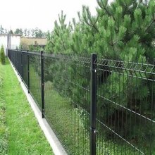 铁路公路安全防护栏现货供应桃型柱三道折弯护栏厂房仓库隔离网图片