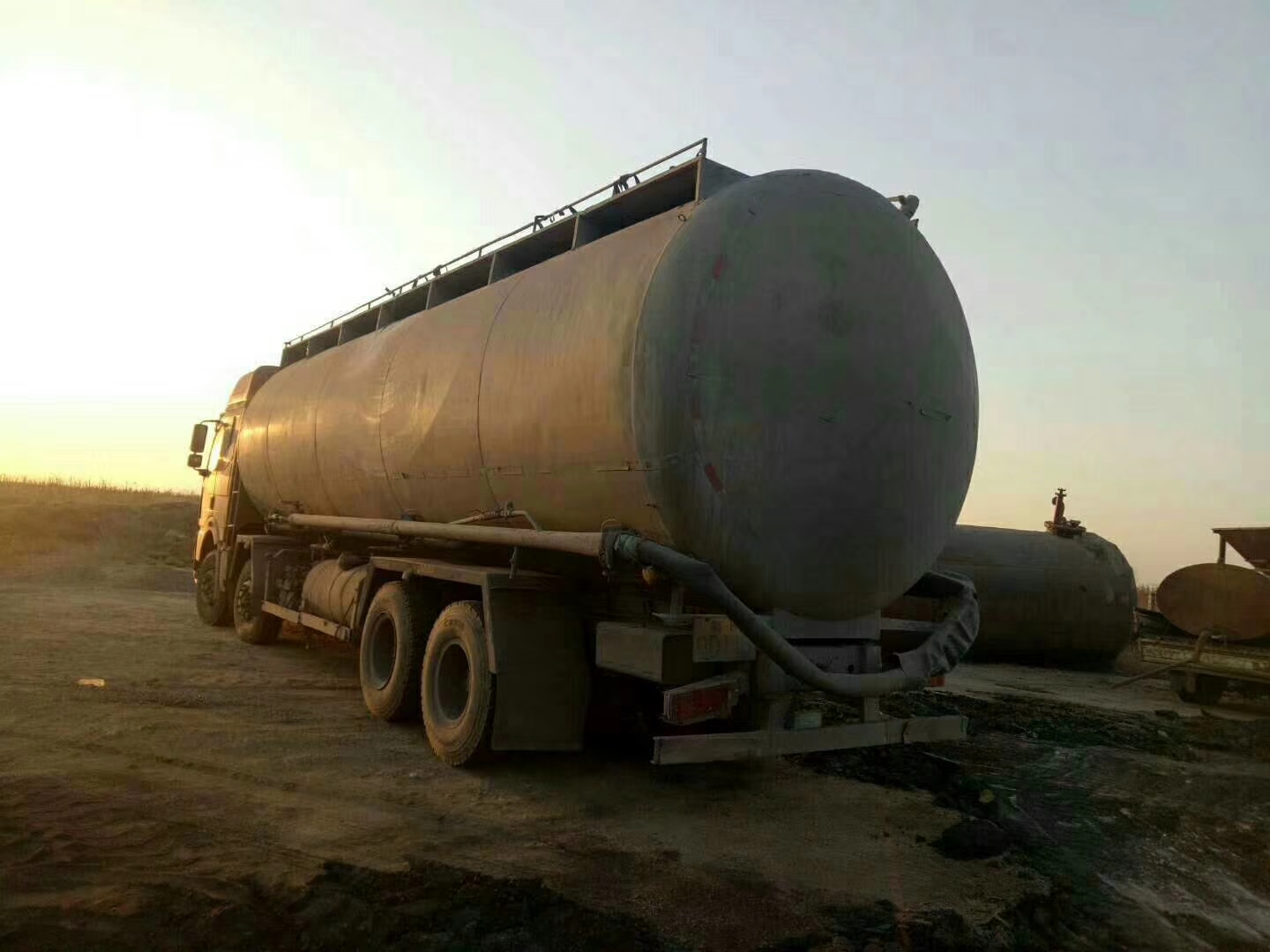 江城区急售二手欧曼搅拌车，12方，全手续，轮胎好