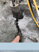 梧州藤挖機帶動式石灰巖分裂器使用現場