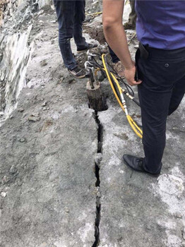 广东清远地下管道沟渠开挖岩石免爆破设备专破硬石头