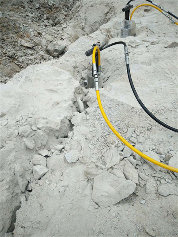 湖北荆门铁矿岩石开采快速劈石器不用放炮劈裂机胀石头机