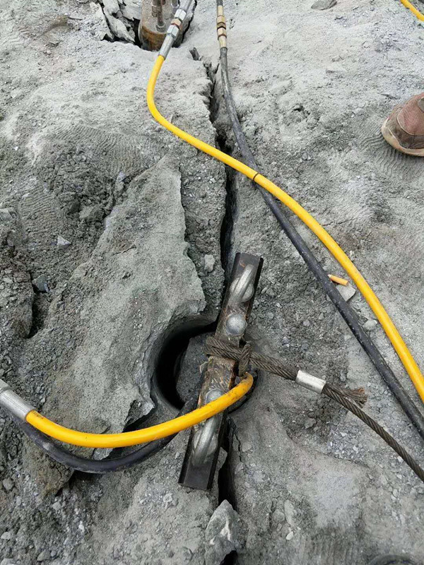 盐城基坑挖掘什么机器破硬石头速度快多少钱一个