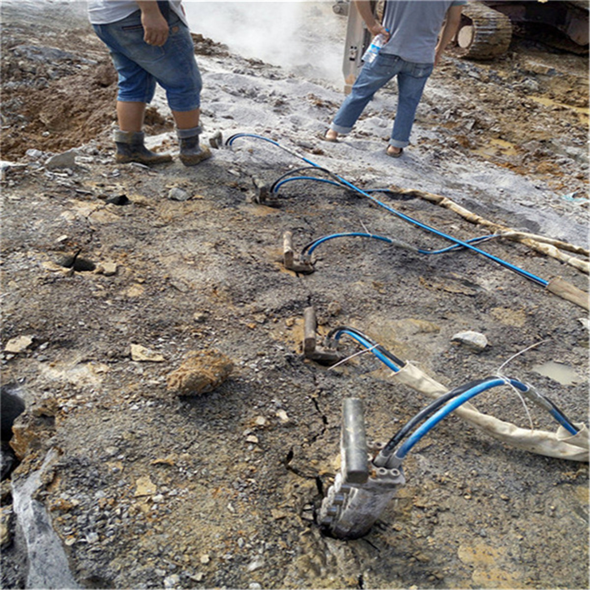 茂名劈裂棒青石开采不用爆破的好办法品制