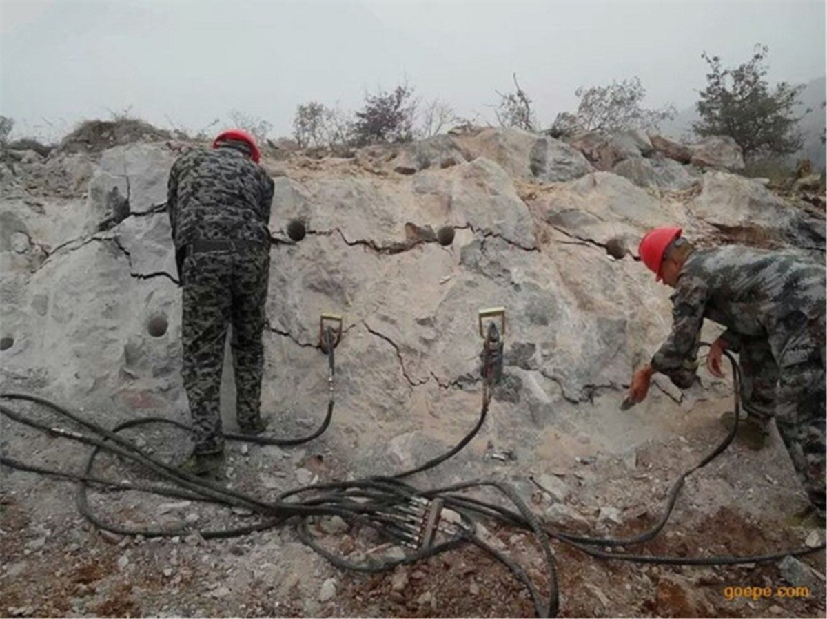 钦州大块石二次分解岩石劈裂机可连续作业