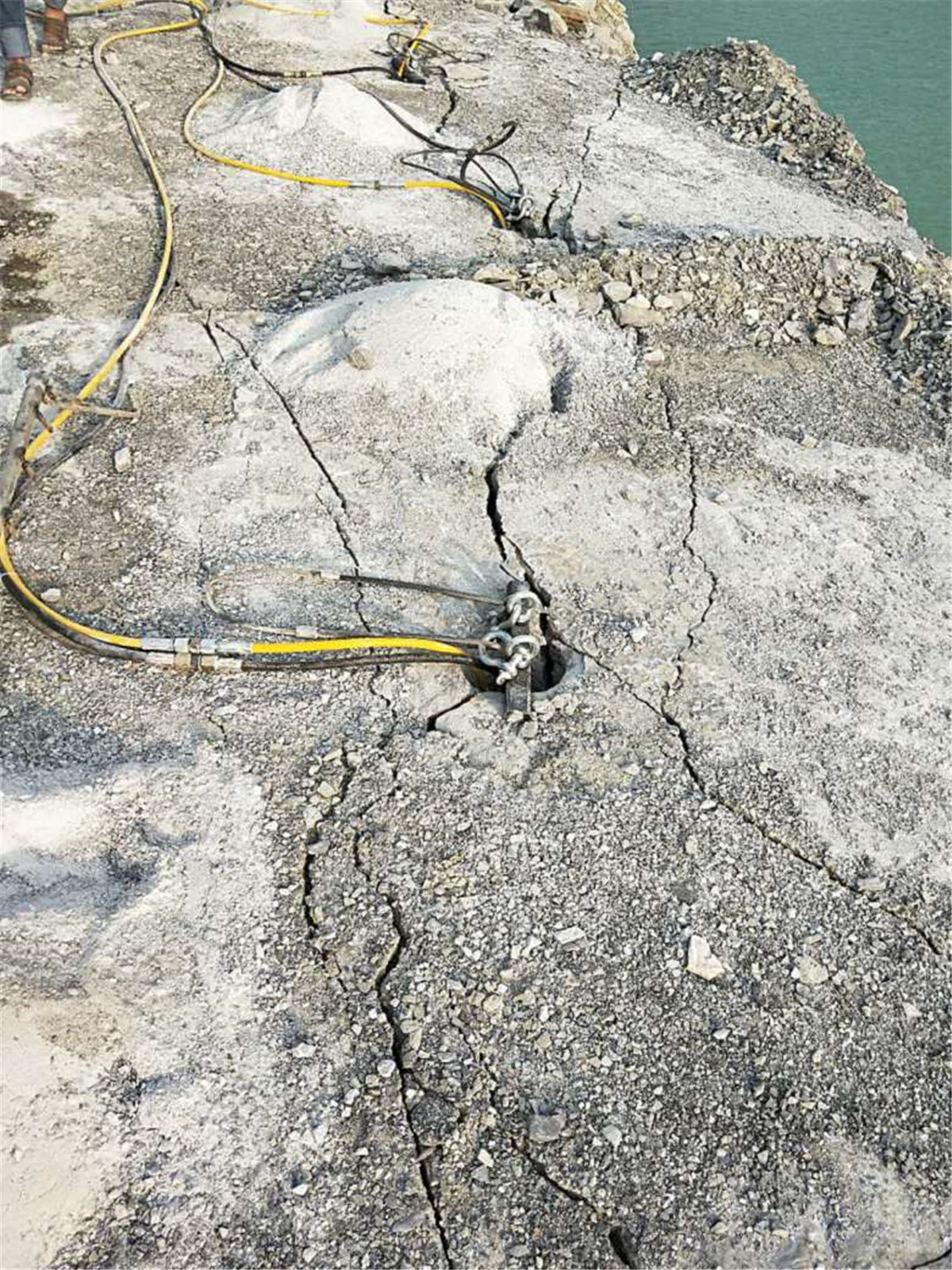 海南海口市政工程路桥挖地基石头劈裂机劈裂棒破石机产量