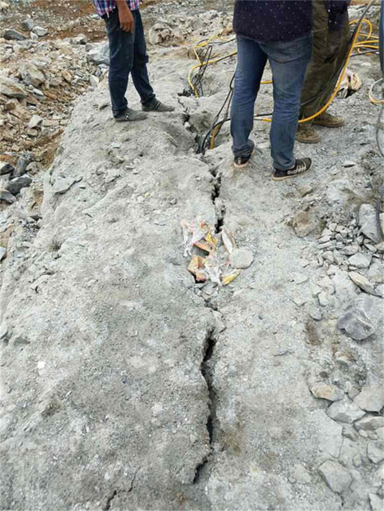 新疆伊犁无粉尘矿石开采液压分裂机开矿设备分离器开山器