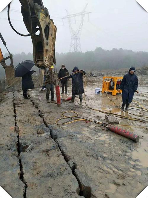 液压岩石破石器江苏连云港坚硬石英岩开采劈裂棒工作效率