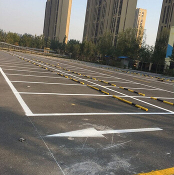 公明停车场划线工程队长期承接光明新区辖区的划车位线施工、停车位标线