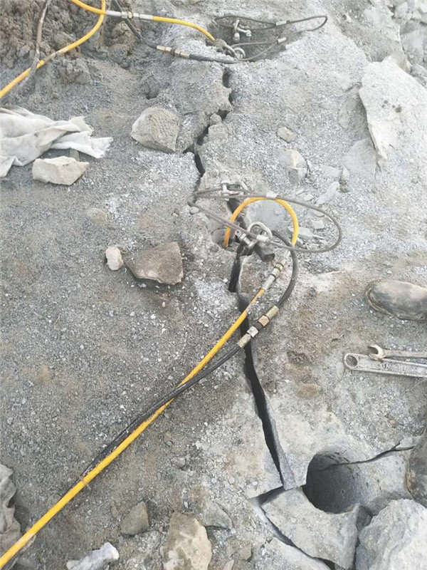 茂名市挖地基石头劈裂棒用机能出多少方石头