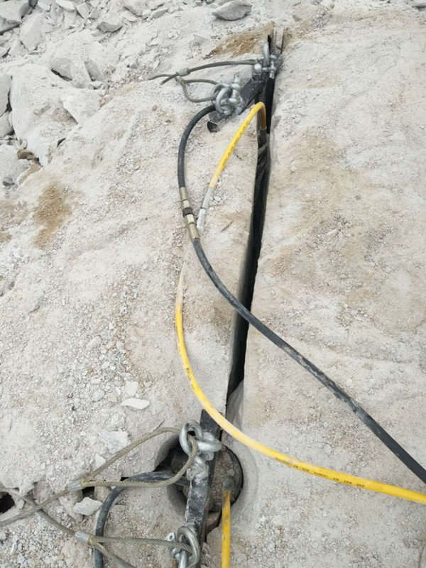 山东潍坊石灰岩开采破裂岩石机器与钩机配套使用日产石多少方
