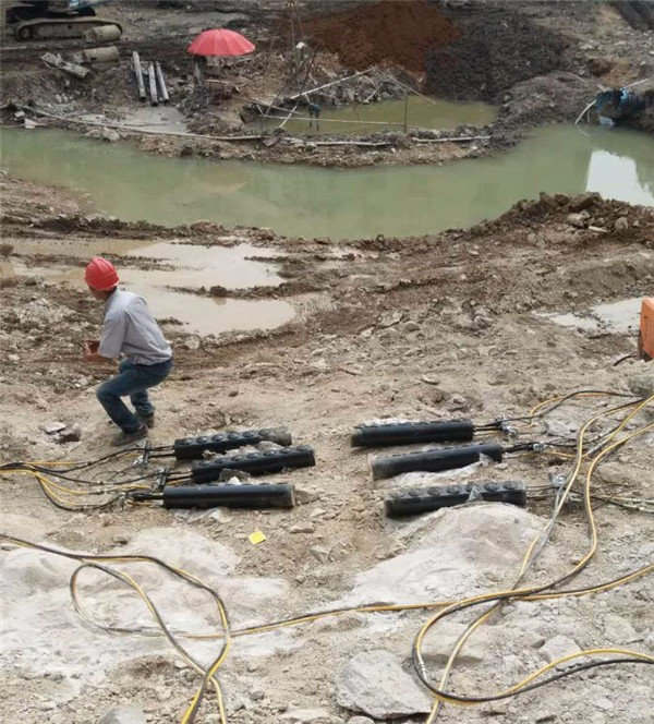 资讯：山路扩建破裂硬石头静态劈裂棒花岗岩破碎劈裂器免费