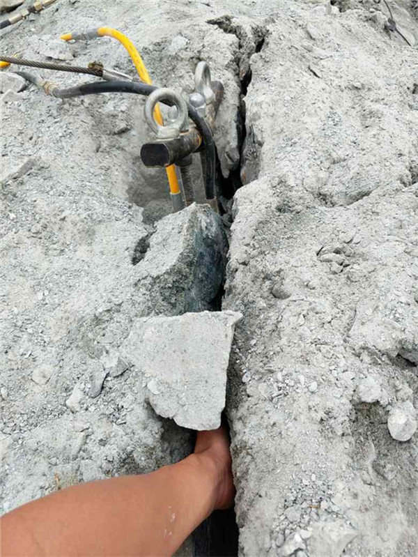 土石方基槽硬石头破碎不能放炮石头分离器