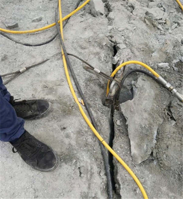 南阳市开挖基石采石器裂石棒设备一石头劈裂机