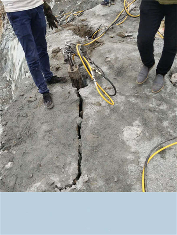 淮南市地基基槽开挖岩石机操作流程