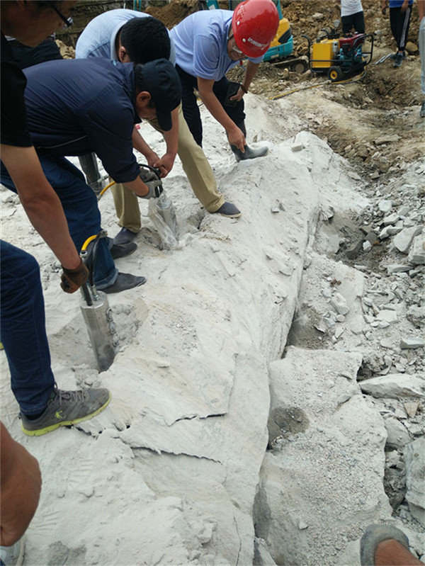 赤峰市新型砌块劈裂机能出多少方石头