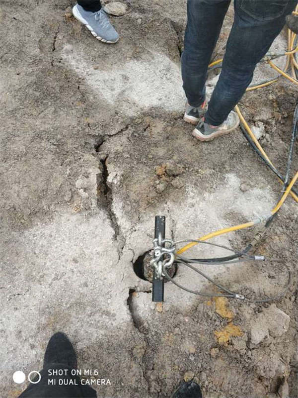 竖井开挖遇到岩石怎么快速破除机没有隐患