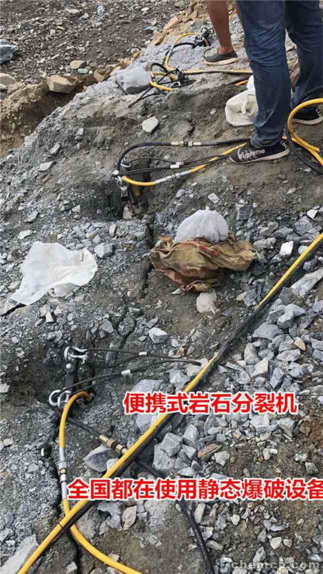 青海海南公路扩建遇石头用机破石机石头劈山机械